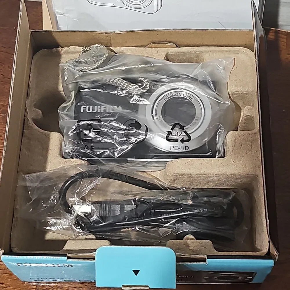 EXC+ FUJIFILM FinePix AX560 Digital Camera 16MP 5x Optical Zoom HD Video WORKS!